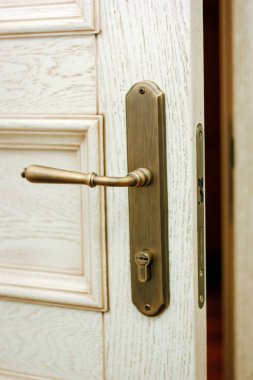 Açık kapı modern ev veya ofis.