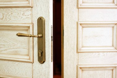 Açık kapı modern ev veya ofis.