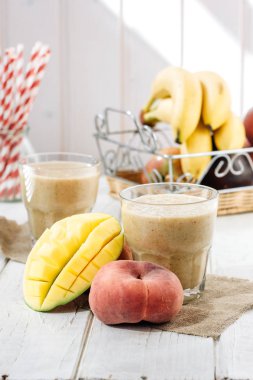 Mango ve şeftali smoothie malzemeler ahşap tablo.