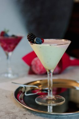 Tatlı Mus tatlı bir bardak çilek ile