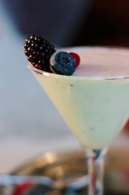 Tatlı Mus tatlı bir bardak çilek ile