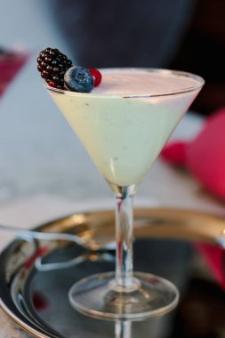 Tatlı Mus tatlı bir bardak çilek ile