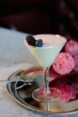 Tatlı Mus tatlı bir bardak çilek ile