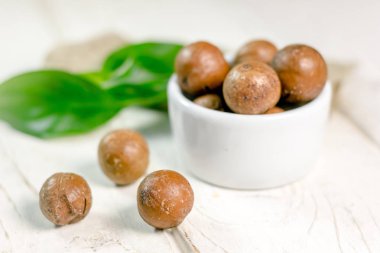 Beyaz ahşap masa güzel macadamia fındık.