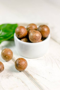 Beyaz ahşap masa güzel macadamia fındık.