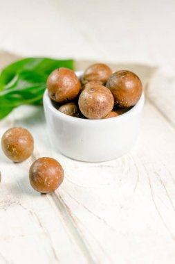 Beyaz ahşap masa güzel macadamia fındık.