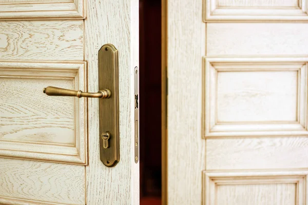 Açık kapı modern ev veya ofis.