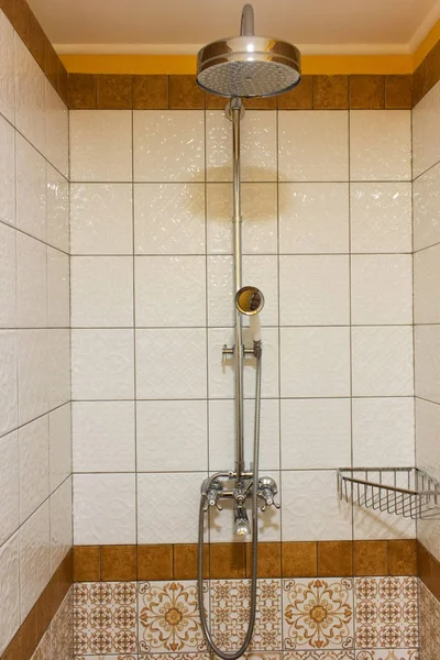 Douche sur salle de bains sur étagère métallique. Pas d'eau courante . — Photo