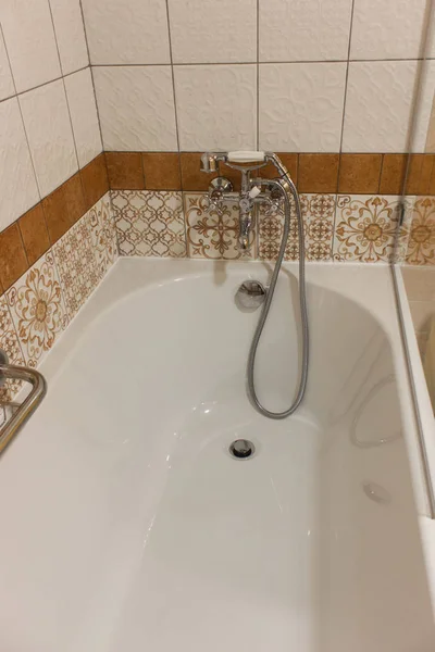 Douche sur baignoire à la salle de bain . — Photo