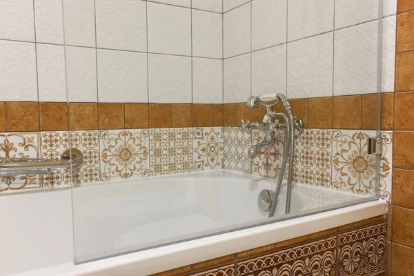 Douche sur baignoire à la salle de bain . — Photo