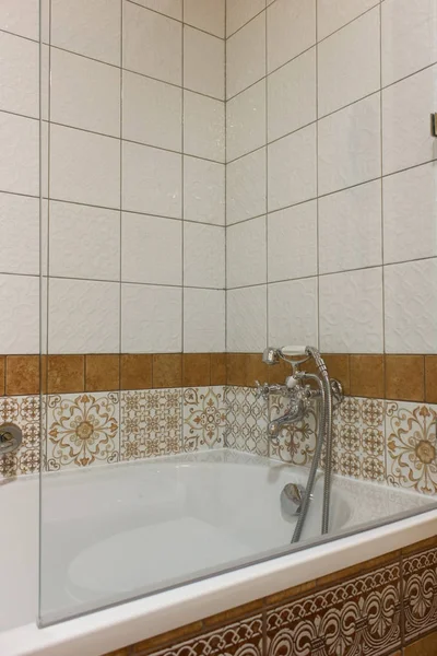 Douche sur baignoire à la salle de bain . — Photo