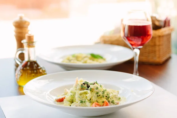 Итальянская кухня - паста феттучини с соусом песто . — стоковое фото
