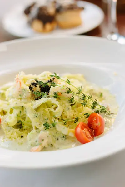 Итальянская кухня - паста феттучини с соусом песто . — стоковое фото