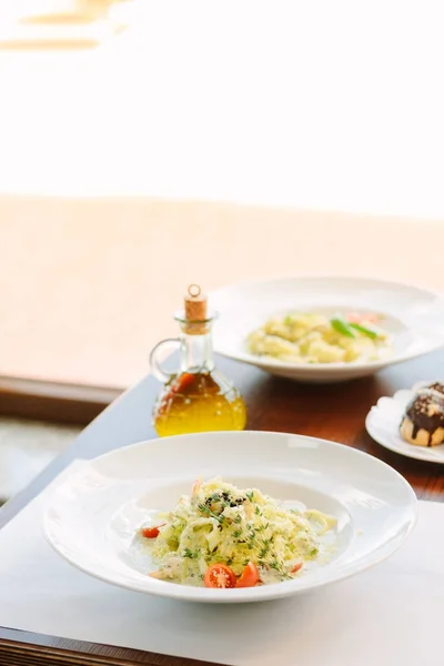 Італійська кухня - Феттучіні макарони і песто соус з морепродуктами. — стокове фото
