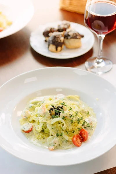 Итальянская кухня - паста феттучини и песто-соус с морепродуктами . — стоковое фото