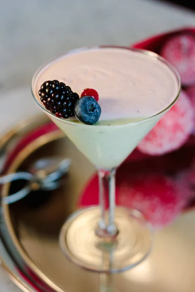 Сладкий десерт из мусса с ягодами в стакане — стоковое фото