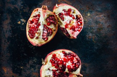 Nar aromalı meyve çeyrekliklerinin ve yarımların en üst görüntüsü.