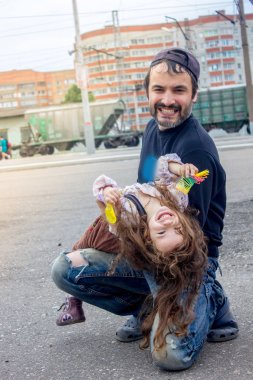 Babam kızıyla tren istasyonunda oynuyor.