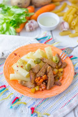 Soya soslu makarna. İtalyan makarnalı soya fasulyesi..