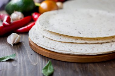 Meksika gözleme tortilla ahşap arka plan üzerinde.