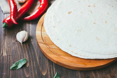 Mısır tortilla masada sebzeli.