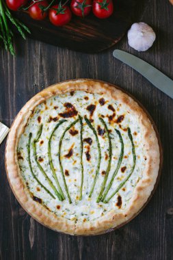 Güzel kuşkonmaz tart - kuşkonmaz ve keçi ile taze pasta peynir