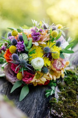 Düğün buketi ağaç üzerinde