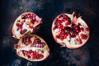 Nar aromalı meyve çeyrekliklerinin ve yarımların en üst görüntüsü.