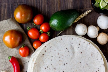 Tortilla - Tahta masada sebzeli mısır ekmeği.