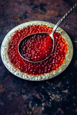Gümüş tabak içinde kırmızı havyar