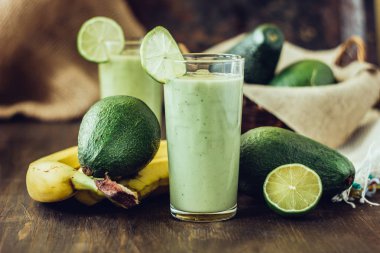 Avokado ve muz smoothie - Detoks ve sağlıklı güler yüzlü