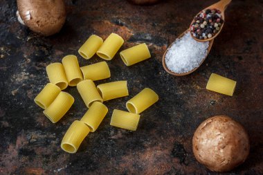 Makarna, kaba deniz tuz ve biber Mısır