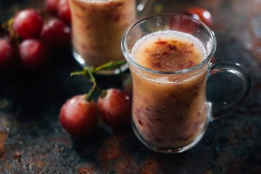 Siyah metal kartı üzüm güler yüzlü