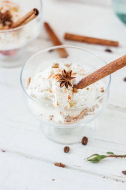 Cam kasede lezzetli dondurma tatlısı.