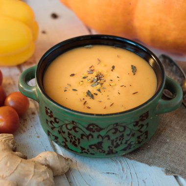 Zencefil ve baharatlar ile taze sebze krem çorbası.