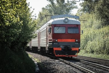 Bulutlu hava on rails üzerinde önde gidiyor tren, için gelecek hareket.