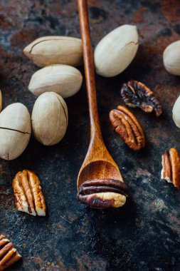 Ceviz fıstığı ve ahşap kaşık kırsal masada..