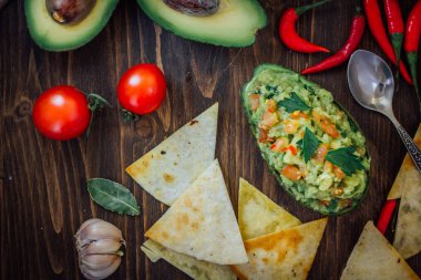 Avokado teknesi - avokado derisinden yapılmış tekneye guacamole sosu..