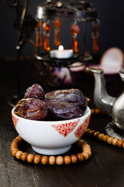 Ramazan oruç - tarihleri ahşap masa ıslak zeminde iftar için.