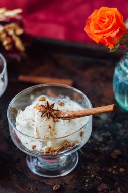 Tarçınlı beyaz dondurma ve siyah taşrada yıldız anason..