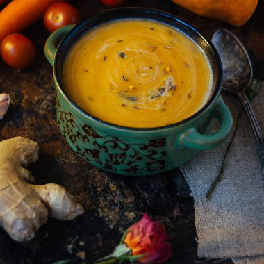 Zencefil kökü ile büyük sebze krem çorbası.