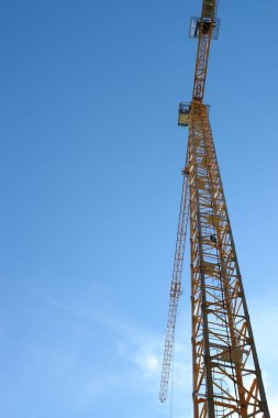 Sarı Mavi gökyüzü inşaat sitesinde karşı Vinçler.