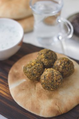 Ramazan yemek. Falafel topları için Ramazan ay iftar zamanında.