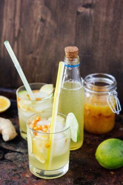 Limonlu, limonlu ve zencefilli buzlu limonata.