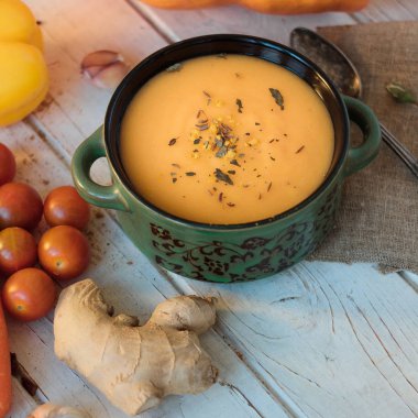 Zencefil ve baharatlar ile taze sebze krem çorbası.