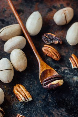 Ceviz fıstığı ve ahşap kaşık kırsal masada..