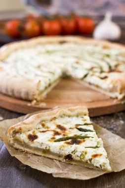 Parşömen listesinde bir parça lezzetli kuşkonmaz turtası..