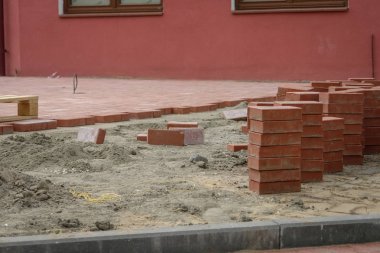 Sidewald ya da kırmızı tuğlalı kaldırım Costruction.