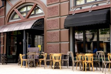 Yazlık terasta açık kafede sandalyeler ve masalar.