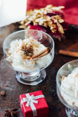Sevgililer günü kutlaması için lezzetli tatlı